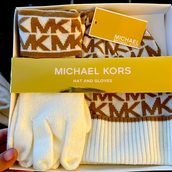 Michael Kors hat and gloves - Picture 1 of 2